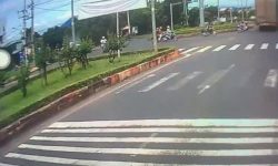 CLIP: “Lạnh sống lưng” với xe tải vượt đèn đỏ lao vun vút giữa dòng người