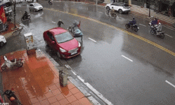 Xích lô húc ô tô bên đường, người đàn ông quay lại 2 lần xin đền và quyết định của chủ xe